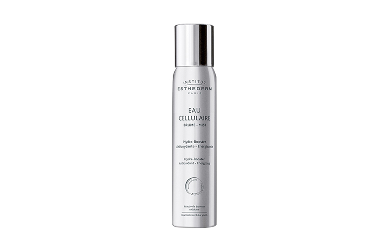 Увлажняющий спрей Cellular Water Mist, Institut Esthederm создан на основе клеточной воды, которая представляет собой копию межклеточной жидкости, а также натуральных солей и гилуроновой кислоты. Он защищает кожу от свободных радикалов, пыли и загрязнений, поддерживает ее в здоровом состоянии, придавая сияние