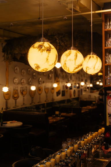 Шведские светильники из мрамора в московской брассерии «Траппист»