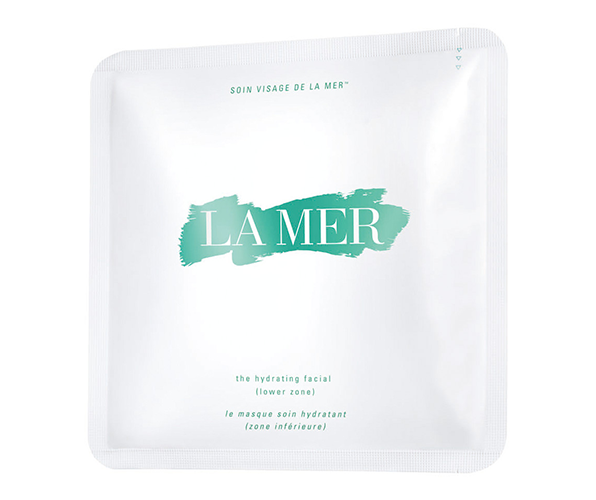 На ранних рейсах тканевую маску The Hydrating Facial, La Mer можно надевать сразу — поможет отпугнуть навязчивых соседей и даст возможность выспаться. А благодаря своему мощному увлажняющему действию, она эффективно борется с пагубным воздействием пересушенного воздуха в кабине.