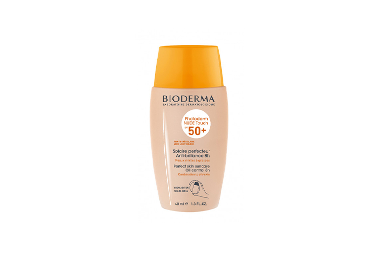 Солнцезащитный флюид Photoderm с тоном SPF 50+, Bioderma придаст комбинированной и жирной коже легкий естественный оттенок, а благодаря технологии «жидкой пудры» средство равномерно ляжет на кожу и превратится в пудру, создавая матовое покрытие на восемь часов. В составе — минеральные фильтры от UVA- и UVB-излучения, салициловая кислота, разглаживающая текстуру кожи, патент Cellular Bioprotection, защищающий клетки кожи от преждевременного старения, и формула Fluidactiv, которая в сочетании с каприлоил глицином регулирует выработку себума