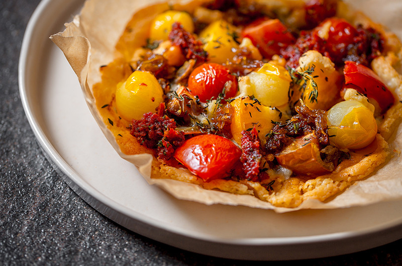 Провансальская пицца pissaladière с сушеными томатами
