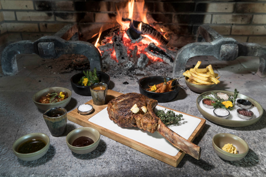 Подача стейка «томагавк» в Oak Grill & Pool Patio