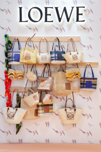 Поп-ап пространство Loewe X Paula’s Ibiza в ЦУМе с работами Хавьера Медины