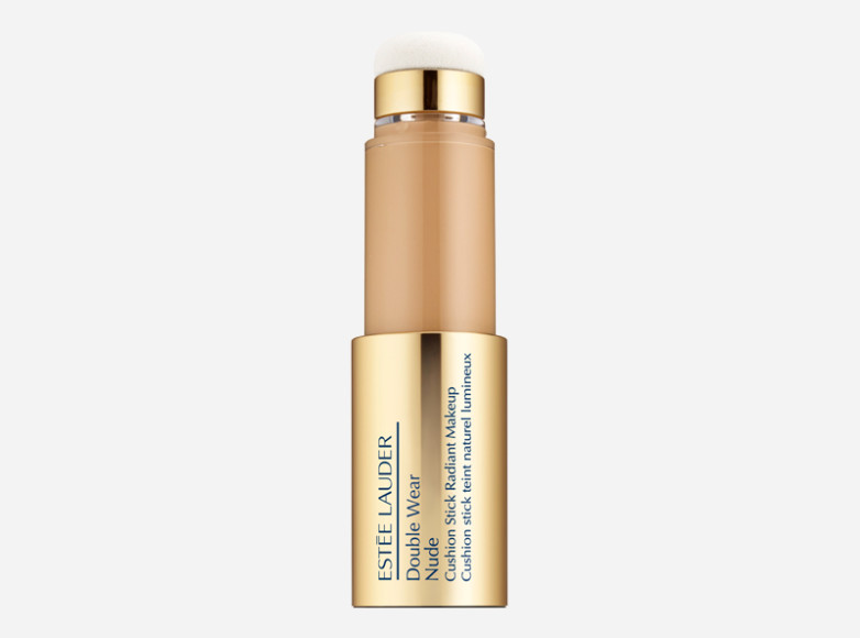 Стик-кушон Double Wear Nude, Estée Lauder привлекает внимание уже внешним видом, но имеет смысл заглянуть глубже: в составе есть масло муру-муру и линолевая кислота, которые питают кожу, и гиалуронат натрия — он отвечает за увлажнение