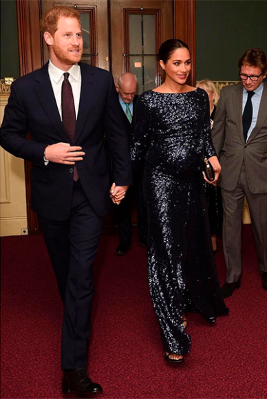 Меган Маркл в платье Roland Mouret, туфлях Stuart Weitzman и с клатчем Givenchy