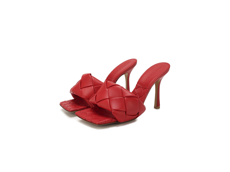 Туфли Bottega Veneta, 69 950 руб. (Третьяковский проезд)