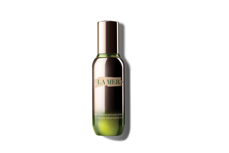 Регенерирующая сыворотка The Regenerating Serum, La Mer, от 29 000 руб. (cremedelamer.ru)