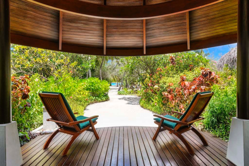 Тропическое бунгало в Sheraton Maldives Full Moon Resort & Spa