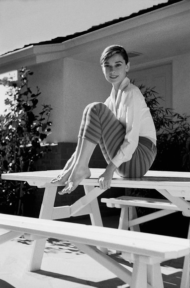 В книгу Tod's «Timeless Icons» вошли фотографии главных икон стиля всего ХХ века и начала нынешнего, к примеру, Одри Хепберн. Тут же подоспела и коллекция вневременных аксессуаров — полюбившихся всем моделей сумок, лоферов и мокасин.
На фото: Одри Хепберн