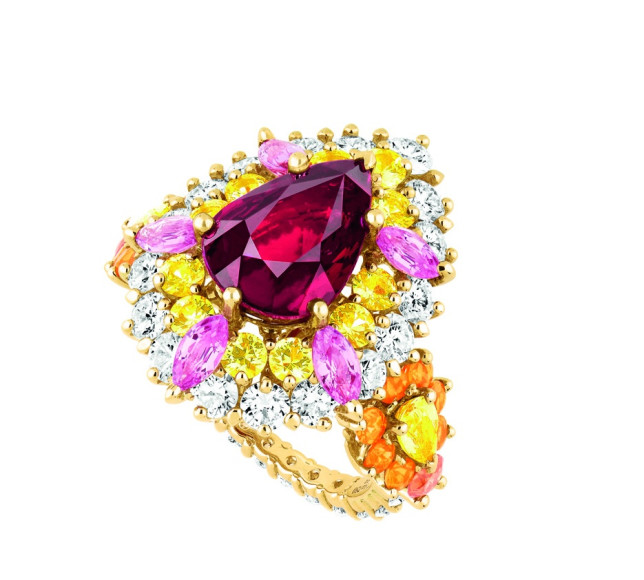 Cher Dior Exquise Ruby ring 3-quarters