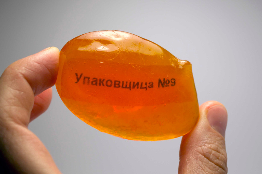 «Упаковщица № 9», 2013, эпоксидная смола, объект, 6х4х1,5 см, 15 000 руб.
