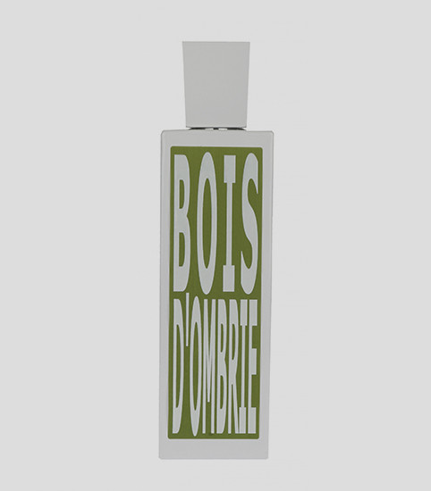Bois d'Ombrie, Eau d'Italie
Аромат посвящен Умбрии, которую принято считать зеленым сердцем Италии. Внутри непрозрачной колбы собрано все очарование прогулки по непроходимым лесным тропам в добротных сапогах, с сигарой и флягой в кармане: в пирамиде можно найти благородные сорта деревьев, дикую морковь, кожу, виски, коньяк и табак.
