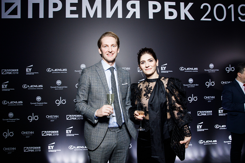 Игорь Кованов, основатель Falcon Advisers, со спутницей