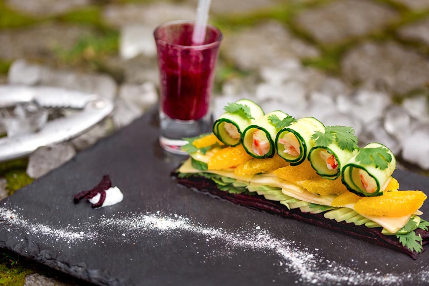 Mille-feuille с дальневосточным крабом, манго, авокадо, свекольной эмульсии и йогуртовым соусом с ароматом кинзы