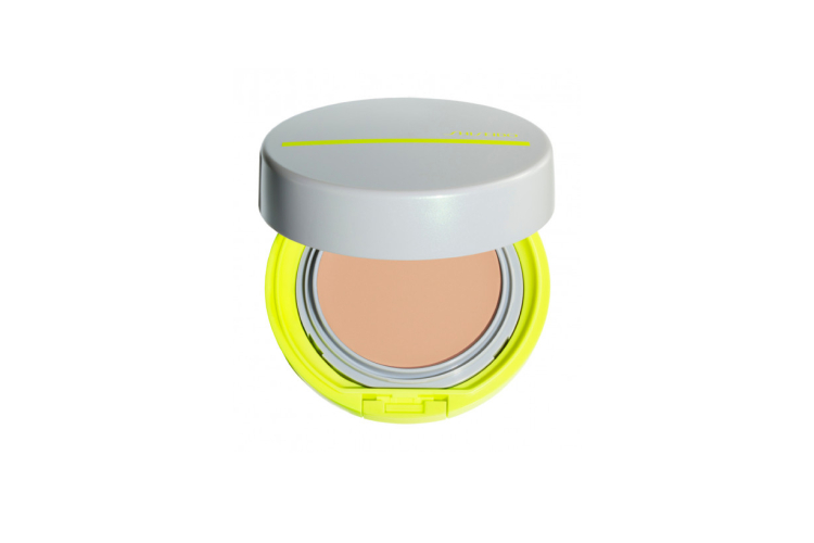 Компактное тональное BB-средство SPF50 Sports, Shiseido содержит защитную технологию WetForce, которая становится еще сильнее при контакте кожи с водой или потом, а технология Quick Dry способствует скорейшему высыханию пота. Формула также обогащена охлаждающими компонентами и производными аминокислот для увлажнения кожи. Средство маскирует неровности тона, морщины и расширенные поры, придавая коже естественное сияние
