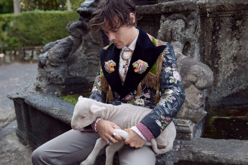 В рекламной кампании костюмной коллекции Gucci Cruise 2019