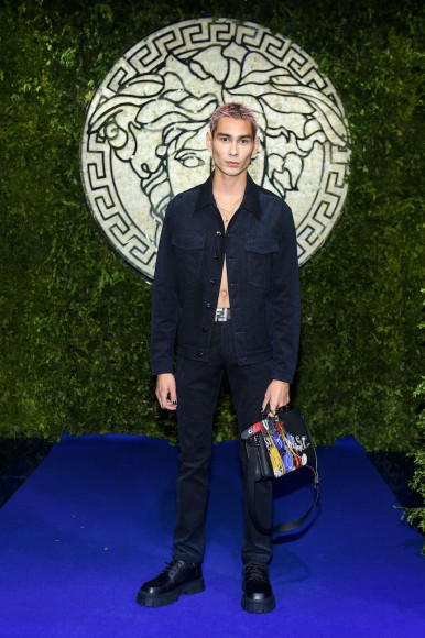 Эван Мок на показе совместной коллекции Fendi и Versace