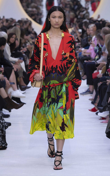 Принт, напоминающий картины Анри Руссо, в коллекции Valentino