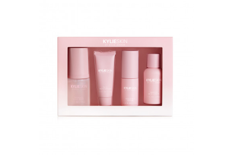 Мини-сет из четырех средств Kylie Skin в тревел-формате включает пенку для умывания, увлажняющий крем для лица, сыворотку для лица с витамином C и тонер со вкусом ванили