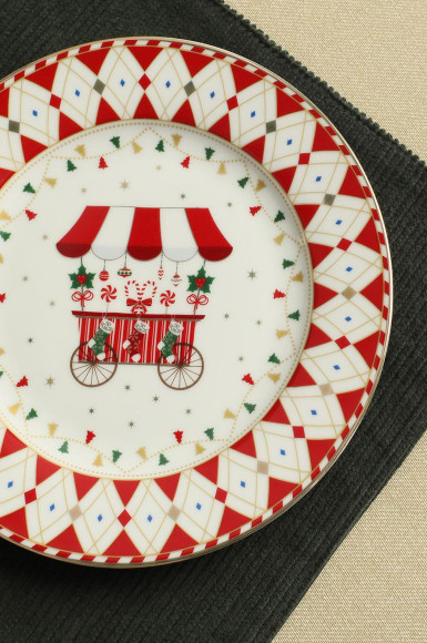 Набор из четырех десертных тарелок «Рождественская карусель» в подарочной упаковке, Easy Life, 2990 руб. (stockmann.ru)