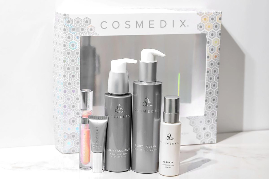 Набор бестселлеров Skincare Vault (питательное глубоко очищающее масло для умывания с экстрактом нима Purity Solution; отшелушивающий гель для умывания с эфирным маслом перечной мяты Purity Clean; сыворотка для быстрого обновления с LG-ретинексом; сыворотка для кожи вокруг глаз с жидкими кристаллами Opti Crystal; блеск для губ Lumi Crystal), Cosmedix, 19 320 руб. (cosmedix-russia.ru)