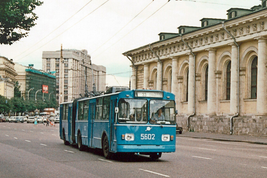 Троллейбус ЗИУ-683Б на Моховой улице, 1992