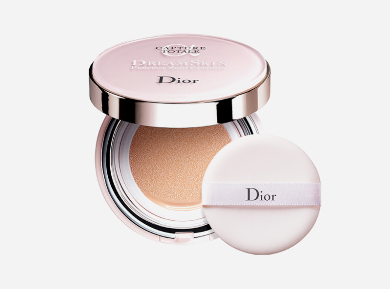 Dreamskin Perfect Skin Cushion, Dior моментально устраняет пигментные пятна, покраснения и жирный блеск, а в долгосрочной перспективе борется с процессами старения и негативными факторами окружающей среды — для этого в составе есть SPF 50 и экстракты лонгозы и опилии
