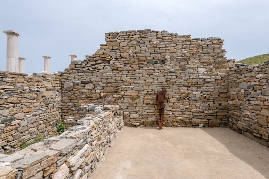 Фото: Oak Taylor Smith / Courtesy NEON; Ephorate of Antiquities of Cyclades & the artist