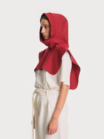 Манишка с капюшоном Muzaradi, 16 000 руб., Blasé Concept store (Пречистенка 33/19)