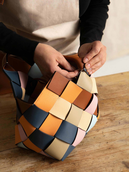 Процесс создания сумки Loewe Woven из кожи, оставшейся от предыдущих коллекций