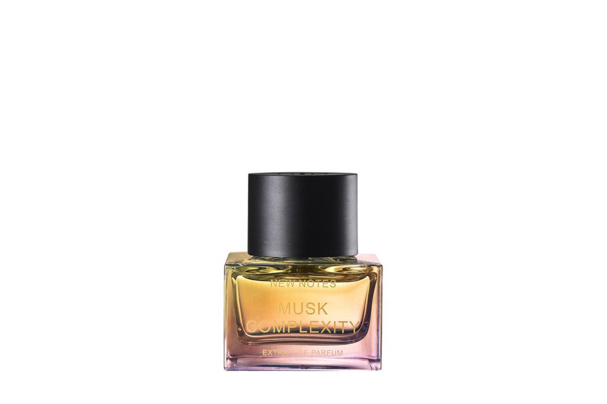 Парфюмерный экстракт Musk Complexity Extrait de Parfum с нотами мускуса, бергамота, лимона, петитгрейна, имбиря, рома, кардамона, жасмина, лабданума, шоколадного цветка, сахара демерара, сандалового дерева, ванили, пачули и гваякового дерева, New Notes,14 450 руб. («Рив Гош»)