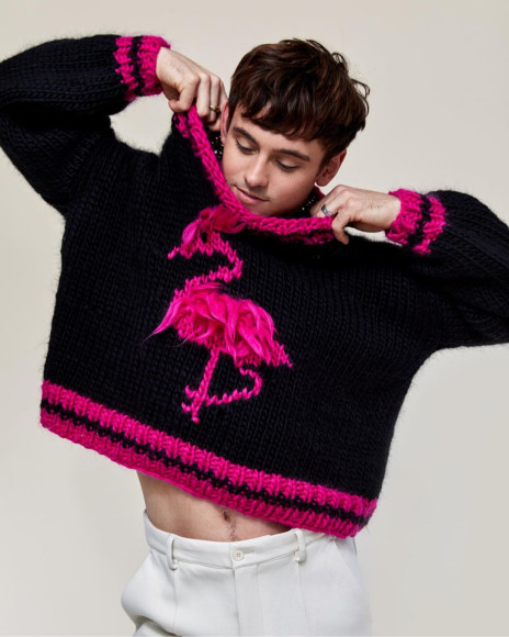 Том Дейли в свитере, связанном при помощи набора Made with love by Tom Daley