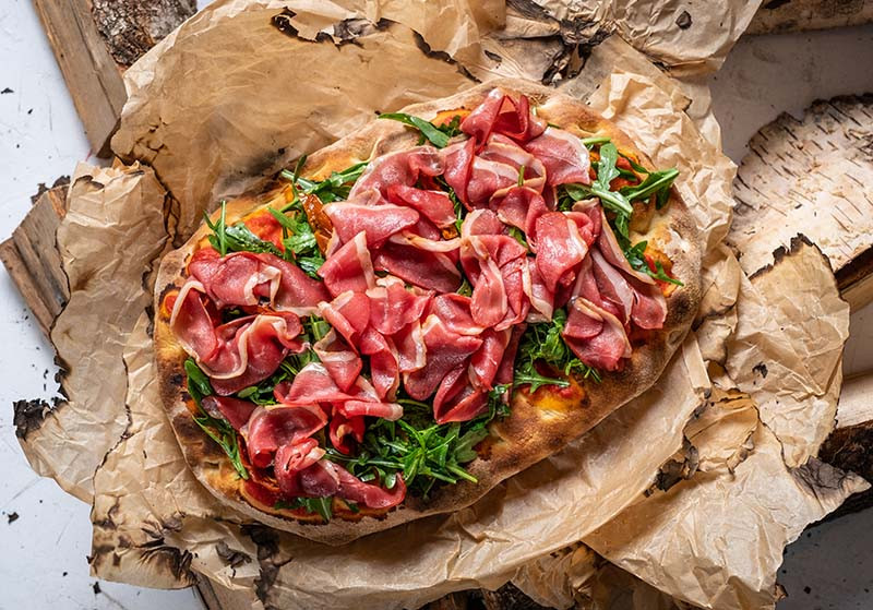 Пицца с уткой и аругулой