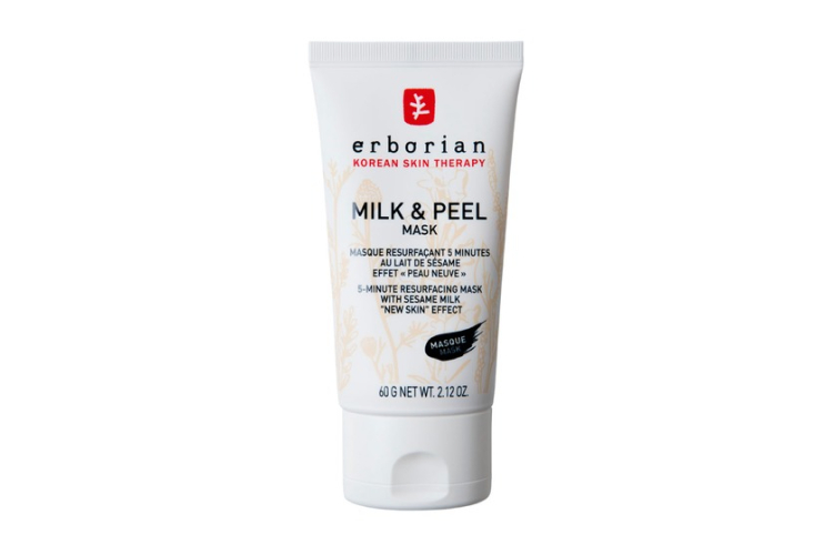 Разглаживающая маска-пилинг «Кунжутное молоко» Erborian содержит кунжутное масло, комплекс из семи трав и отшелушивающие энзимы