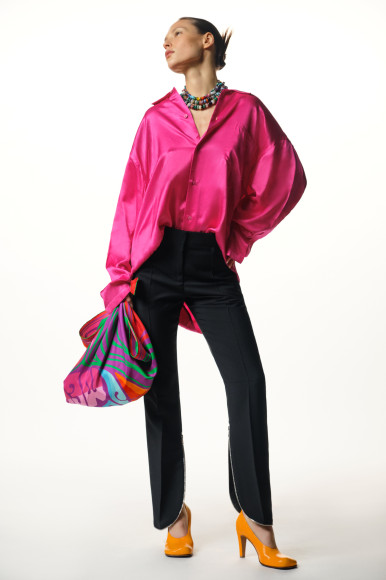 Блузка Balenciaga, брюки Givenchy, туфли Bottega Veneta, колье Hypso, платок Versace