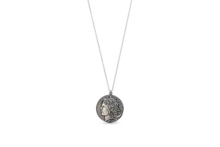 Подвеска Cameo Coin, 55 000 руб. (Louis Vuitton)