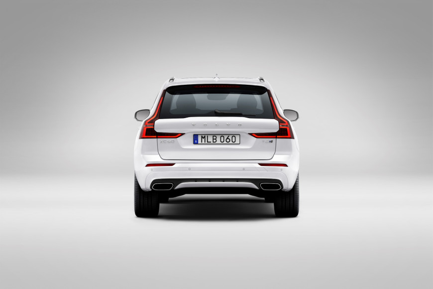 Кроссовер XC60 Recharge T8 R-Design in Crystal White, Volvo