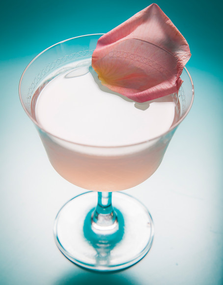 Коктейль Rose Gimlet (джин, кордиал и дамасская роза)