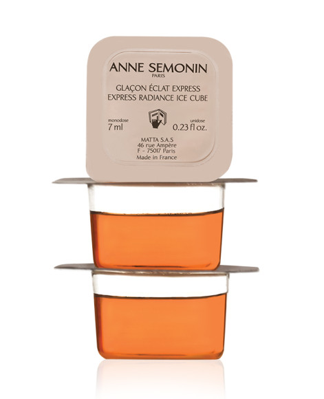 Средство для мгновенного сияния кожи Express Radiance Ice Cube, Anne Semonin нужно держать в морозилке: превратившись в кубики льда, оно вдобавок к антивозрастным и увлажняющим свойствам приобретет и мгновенный тонизирующий эффект.