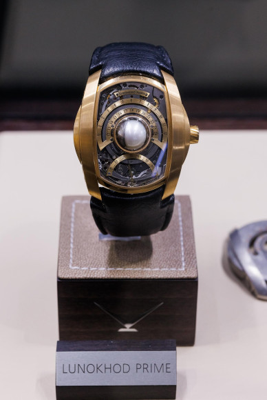 Часы «Луноход», Konstantin Chaykin. Указателем фазы Луны в этой модели служит жемчужина