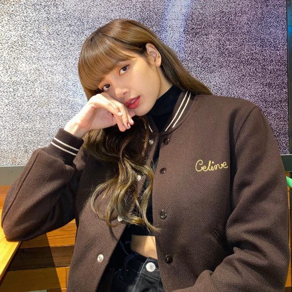 Участница Blackpink Лиса в бомбере Celine, январь 2020