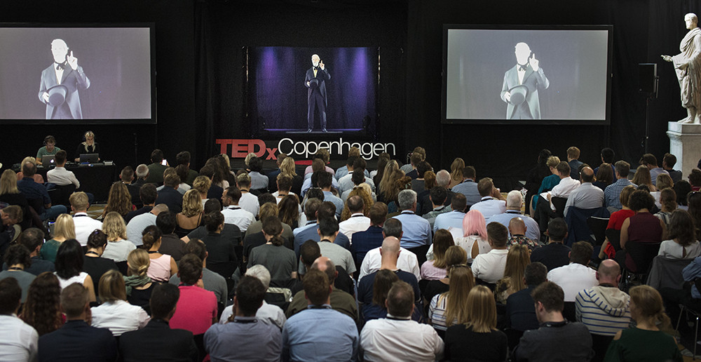 На TEDx появился основатель Carlsberg Якоб Кристиан Якобсен, голографически воссозданный с помощью современных компьютерных технологий и рассказывавший о миссии компании и ее целях