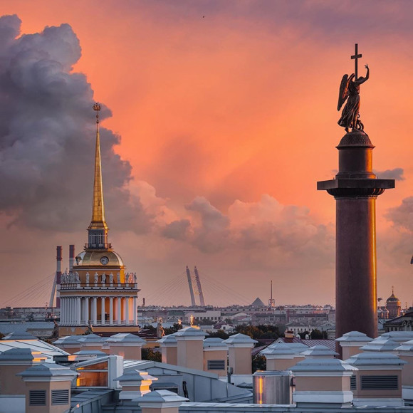 Вид на комплекс Адмиралтейства и Александровскую колонну