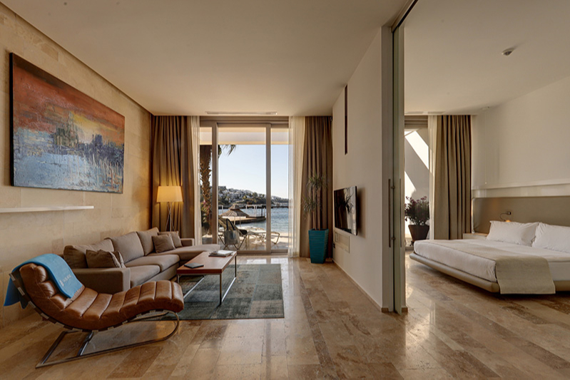Гостиная и спальня Yalıkavak Marina Beach Hotel