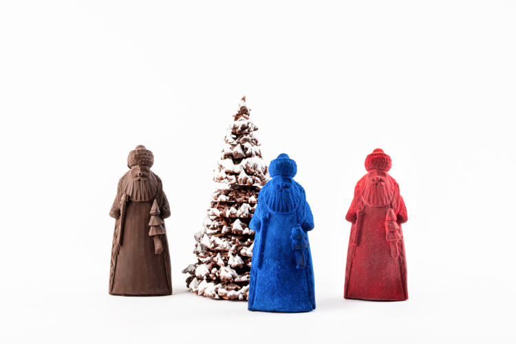 Фигурки из черного шоколада с миндалем «Дед Мороз» (каждый 9500 руб.) и «Ель» из молочного шоколада от 4500 руб. в зависимости от высоты (Patrick Roger)