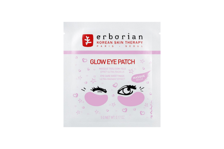 Тканевые патчи для области вокруг глаз Glow, Erborian на основе экстракта лакрицы увлажняют кожу, делают ее сияющей и гладкой. В состав также вошли перламутровые частицы для создания ультрасияющего ровного финиша