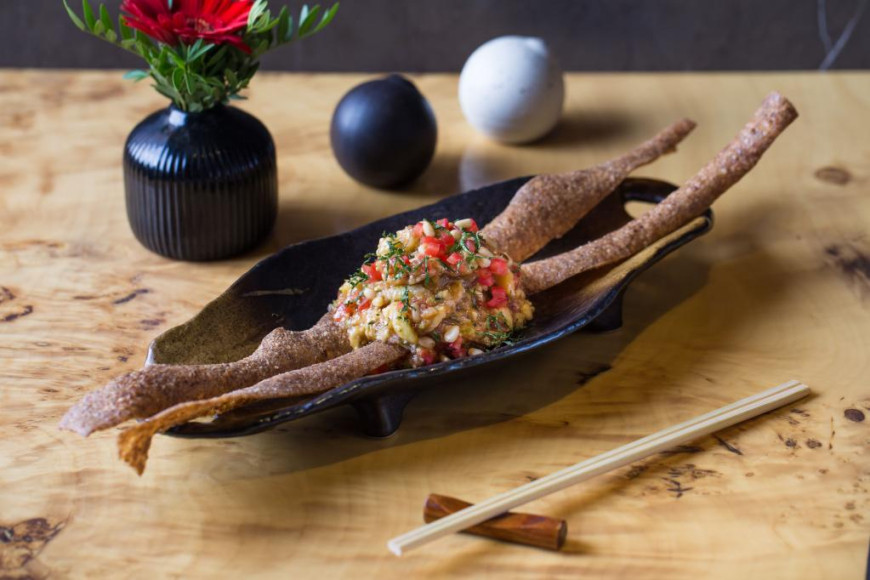 Веджета. Тартар из японских овощей с гречневыми чипсами и соусом понзу, 990 руб. (Fumisawa Sushi)