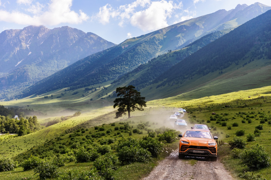Кроссовер Urus, Lamborghini в оттенке оранжевый Arancio Borealis в Марухском ущелье