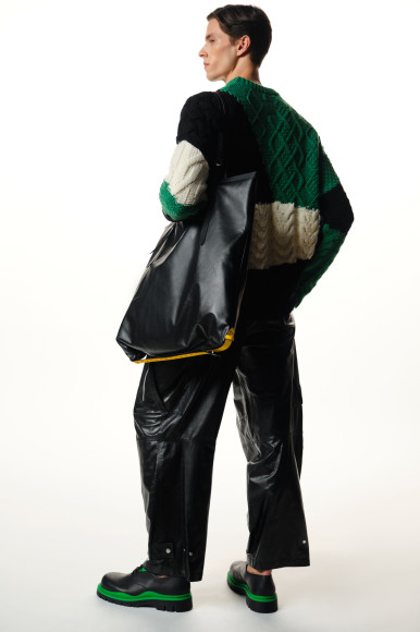 Свитер Loewe, брюки и оксфорды — все Bottega Veneta, сумка Maison Margiela