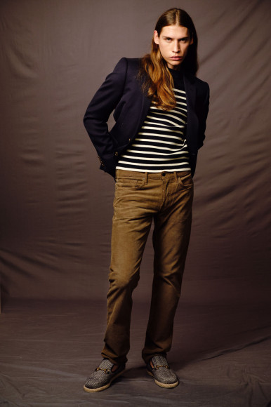 Пиджак Celine, 142 500 руб.; пуловер Celine, 53 950 руб.; джинсы Tom Ford, 55 400 руб.; лоферы Gucci, 48 900 руб.
